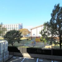敷地北側には宮崎東地区交流センターや下原ふれあい広場があり、近隣住人の憩いの場となっております。