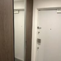 シューズボックスには鏡が付いており、外出時の身だしなみチェックができ便利です。