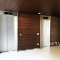 エレベーターは2基あり、朝の混み合う時間帯に助かります。