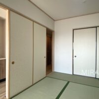 廊下側からも出入りでき、風通しの良い和室。