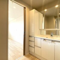 収納たっぷりの洗面化粧台。