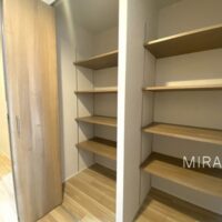 廊下に設置された収納スペース。奥行きもあり、収納力抜群です。棚は可動式なので、お好きな高さに設定できます。