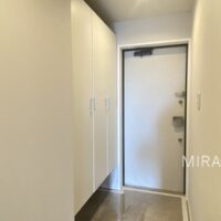 玄関ドアの内側も白。