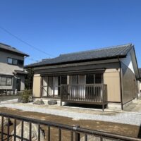 南東からの外観。南からの光がたっぷりと入ります。