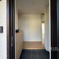 玄関内に入ると、左手にSCL、右手にもウォークスルークローゼットがあります。 玄関内に入ると、左手にSCL、右手にもウォークスルークローゼットがあります。