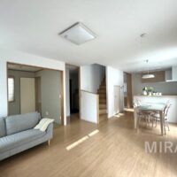 明るい日差しが入り込むLDK。 明るい日差しが入り込むLDK。