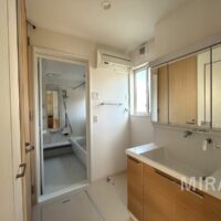 脱衣スペースへは玄関からも入ることができ、そのままキッチンへとつながります。 脱衣スペースへは玄関からも入ることができ、そのままキッチンへとつながります。