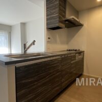 リビング側の光が入る対面式キッチン。家族の様子を見ながら料理ができるのも安心です。 リビング側の光が入る対面式キッチン。家族の様子を見ながら料理ができるのも安心です。