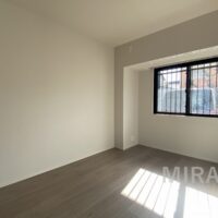 南側の洋室。防犯シャッター付きで1階でも安心です。 南側の洋室。防犯シャッター付きで1階でも安心です。