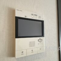 訪問者の顔を映像で確認できるモニター付きインターホン。 訪問者の顔を映像で確認できるモニター付きインターホン。