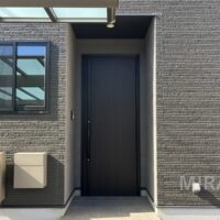 シックな黒い玄関ドア。