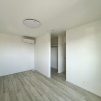 2階南側の7.5畳の洋室は、バルコニーもあるのでご夫婦の寝室に最適です。