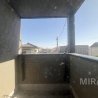 2階南側の7.5畳の洋室は、バルコニーもあるのでご夫婦の寝室に最適です。