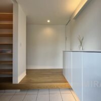 玄関内。左側も収納になっています。