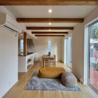LDKは構造材の梁が印象的で柔らかな空間