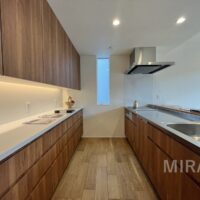 キッチンは背面収納も備わっています。