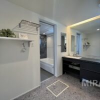 脱衣スペースは広く、ゆとりある空間