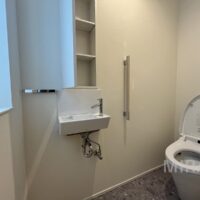 トイレには収納も備わっていて便利です。