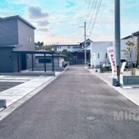 前面道路もきれいに舗装されています。