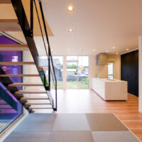 南庭から入り込む明るい日差しが気持ちの良いLDK