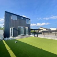 建物南側はとても広い人工芝。ワンちゃんを飼われている方や小さなお子様にはうってつけの遊び場。