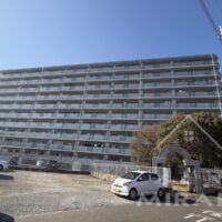 南東向きで日当たりの良いマンション。総戸数79戸。