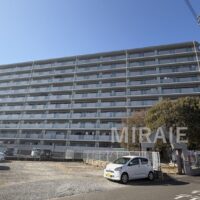 南東向きで日当たりの良いマンション。総戸数79戸。