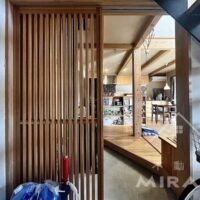 土間からLDKへ入る時の格子引戸も素敵です