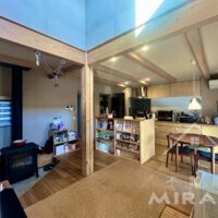 床板は杉無垢材。とても足触りが良く温かい良い床板です。