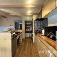 キッチン背面収納も造作家具で美しい設えです。