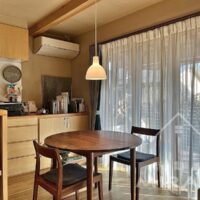 ダイニングにはルイスポールセンのトルボーと丸テーブル。個人的に最も好きな組み合わせ。