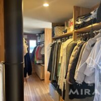 東側洋室へは、WICも兼ねた廊下を進みます。収納もたくさんできてすばらしいアイデア。