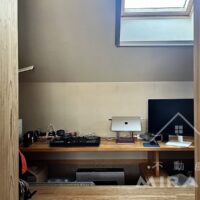 北側納戸は造作テーブルがあり、一段下がって堀座卓になっています。フラットに改修したら寝室にできると思います。