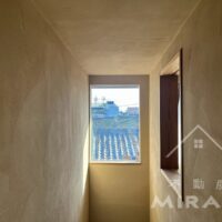 ホールから見ると2階階段上にある窓の外に景色が抜けます。