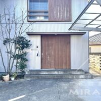 玄関はとても味わい深い木製引戸。