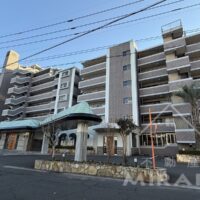 建物北側の正面入口 建物北側の正面入口