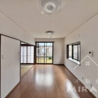 キッチン側から見たLDK。 キッチン側から見たLDK。