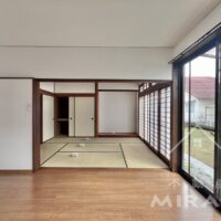 LDKには続き間の和室がございます。 LDKには続き間の和室がございます。