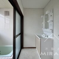 脱衣スペース。洗面台は新しく交換済みです 脱衣スペース。洗面台は新しく交換済みです
