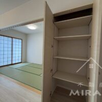 LDKには細々とした雑貨等を置ける収納が大変便利。