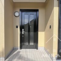 玄関ドアもきれいに塗装されています。 玄関ドアもきれいに塗装されています。