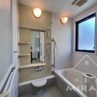 浴室は既存ですがきれいにクリーニングされています。 浴室は既存ですがきれいにクリーニングされています。