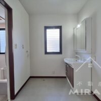 脱衣室。洗面台は新しく交換されています。 脱衣室。洗面台は新しく交換されています。