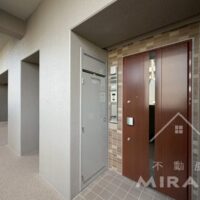 玄関ドアも高級感のある仕様。