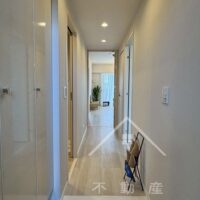 玄関内部にも南からの光が届く明るい空間。