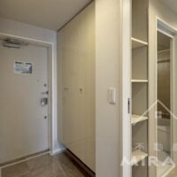 玄関を入ると左手には洗面脱衣スペースがあり、手洗いまでの動線が近いです。、