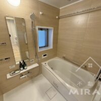 広めのシステムバスも新しく交換されています。