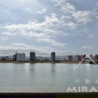 バルコニーからの眺めは眼前に大淀川、遠くに山並の見える美しい眺望。