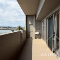 バルコニーにはスロップシンクがあり、夏にはお子様の水遊びもできる広いバルコニーです。