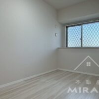 北側5.1畳の洋室。北側には6.6畳洋室がもう一つございます。